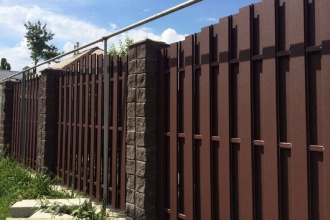 Забор из евроштакетника с кирпичными столбами 25 метров фото в Ворсме