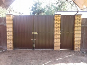 профнастил с распашными воротами - пример 11 фото в Ворсме