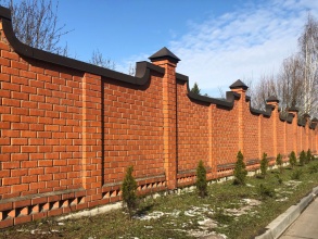 Кирпичный забор сплошной 60 метров фото цена за метр под ключ