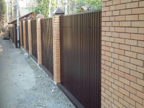 Забор из профнастила с кирпичными столбами 72 метра фото в Ворсме