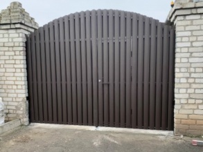 Ворота распашные из евроштакетника - пример 2 фото в Ворсме