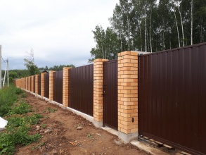 Кирпичный забор на ленточном фундаменте 12 метров фото в Ворсме