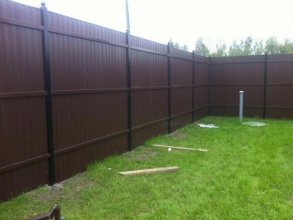 Забор из профнастила с утрамбовкой щебнем 83 метра фото цена за метр