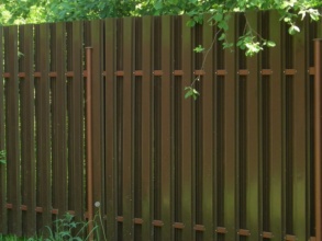 Забор из евроштакетника с бетонированием столбов 12 метров фото в Ворсме