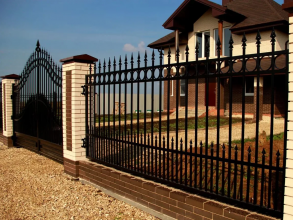 Сварные заборы с кирпичными столбами 12 метров фото в Ворсме