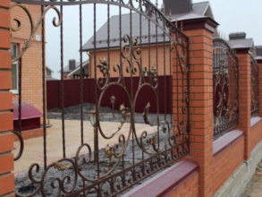Кирпичный забор с ковкой  12 метров фото цена за метр