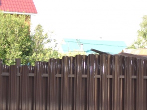 Забор из евроштакетника на ленточном фундаменте 10 метров фото в Ворсме