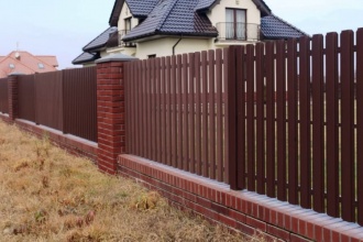 Забор из евроштакетника с кирпичными столбами 8 соток фото в Ворсме